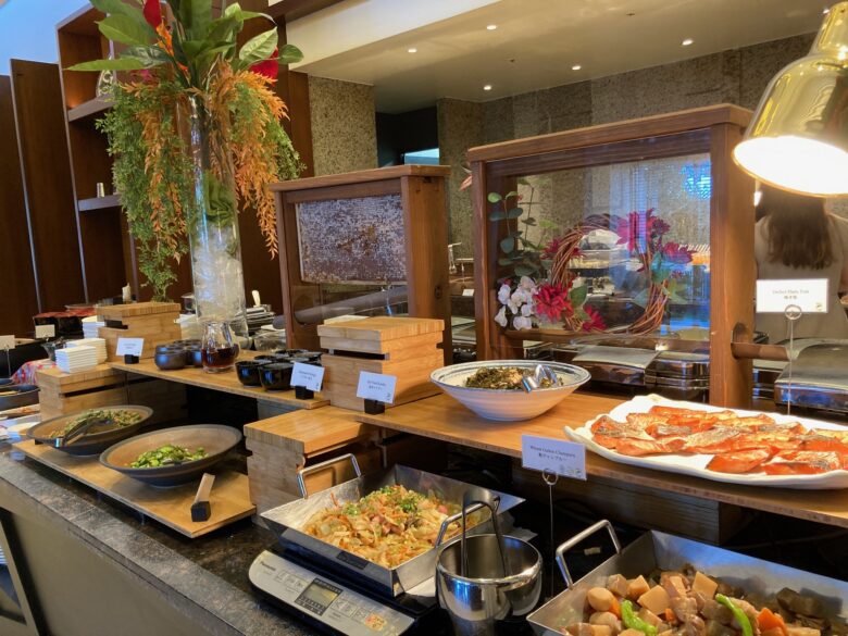 沖縄料理が並ぶ和食コーナー
